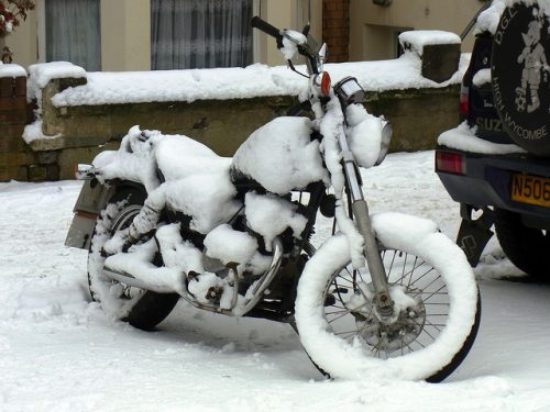 Снимать аккумулятор с мотоцикла на зиму или нет? 