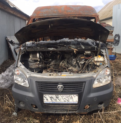 Владелец автомобиля, заряжая аккумулятор, устроил пожар